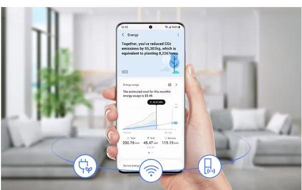 Một người đang sử dụng SmartThings Energy và kiểm tra mức sử dụng năng lượng.