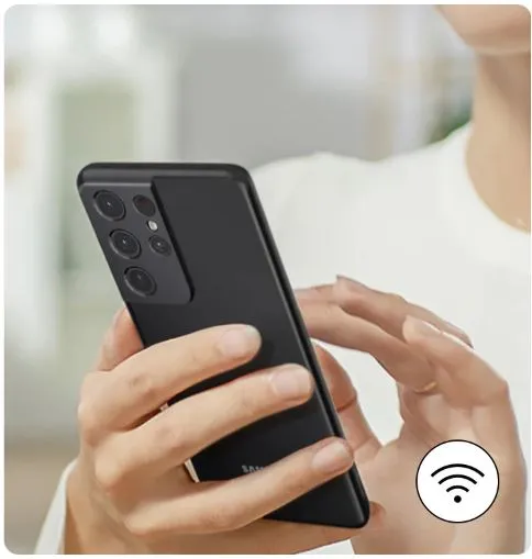 Một người đang quản lý tủ lạnh từ xa thông qua điện thoại thông minh và wi-fi.